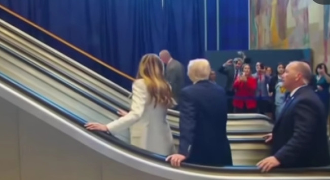 Momen eskalator di markas PBB mendadak mati saat Presiden Amerika Serikat Donald Trump dan istri Melanie Trump berada di atas eskalator. [Instagram]